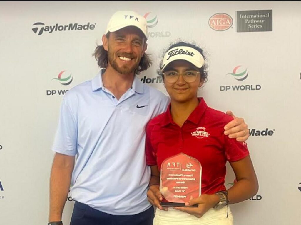 Ananyaa Sood (Els Kulübü), DP World tarafından Sunulan TF International Pathway Serisinde Tommy Fleetwood ile Kız Bölümünün galibi. - Verilen fotoğraf