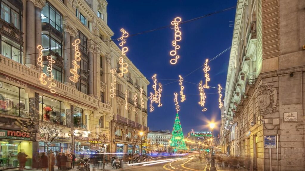 Çiçekli badem ağaçları