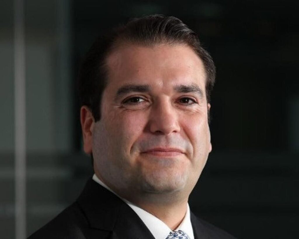 Jason Hughes, üst düzey yönetici, beni arayın. - Verilen fotoğraf