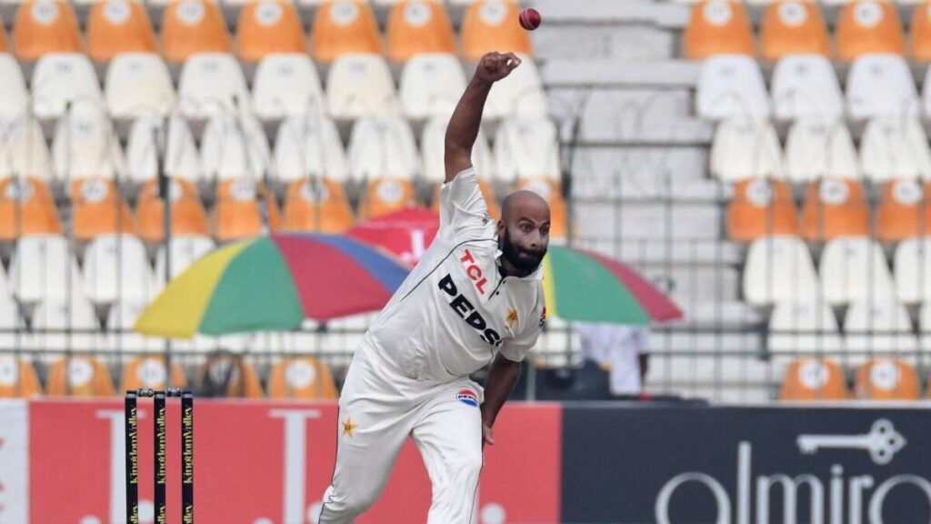 Pakistan'dan Sajid Khan, Çarşamba günü yapılan ikinci kriket Test maçında İngiltere'ye karşı eylemde. - Reuters