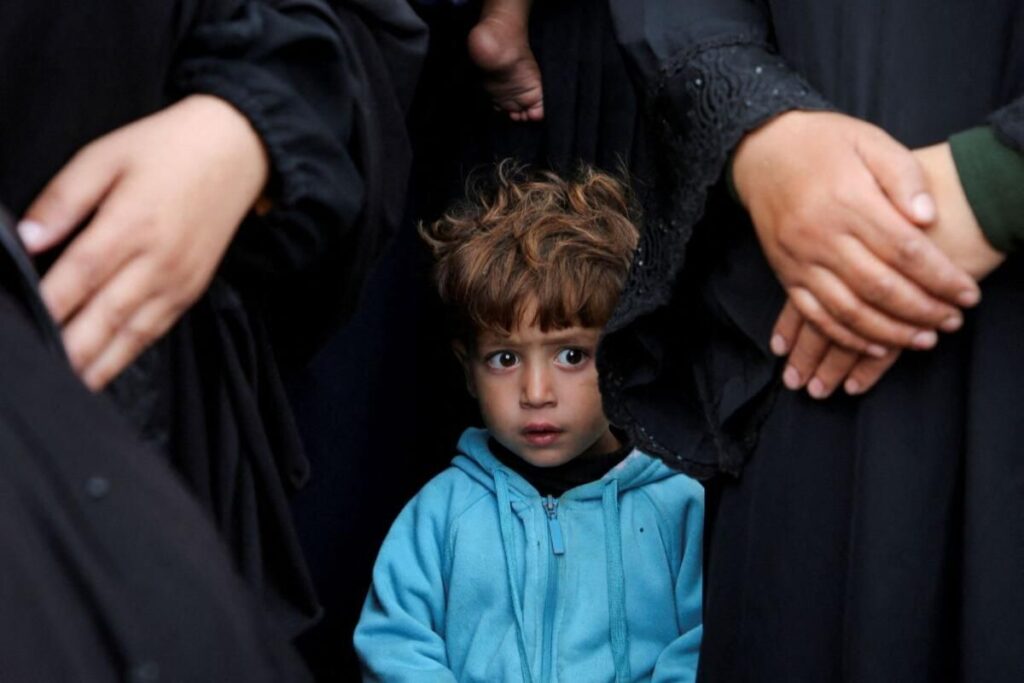 Bir çocuk, İsrail saldırılarında öldürülen Filistinlilerin yasını Khan Younis'teki Nasır hastanesinde tutarken bakıyor. Fotoğraf: Reuters dosyası