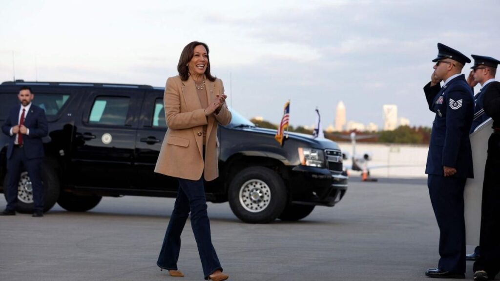 Demokrat başkan adayı ABD Başkan Yardımcısı Kamala Harris, Charlotte, Kuzey Carolina'daki Charlotte Douglas Uluslararası Havaalanı'nda İkinci Hava Kuvvetleri'ne binmeye hazırlanıyor., cumartesi günü. Afp'nin