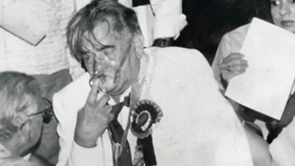 Hindistan Cumhurbaşkanı R. Venkataraman, Raj'ın nefes almakta zorlandığı ve oksijen maskesine ihtiyacı olduğu için bir ödül vermek üzere Raj Kapoor'u şahsen ziyaret etti