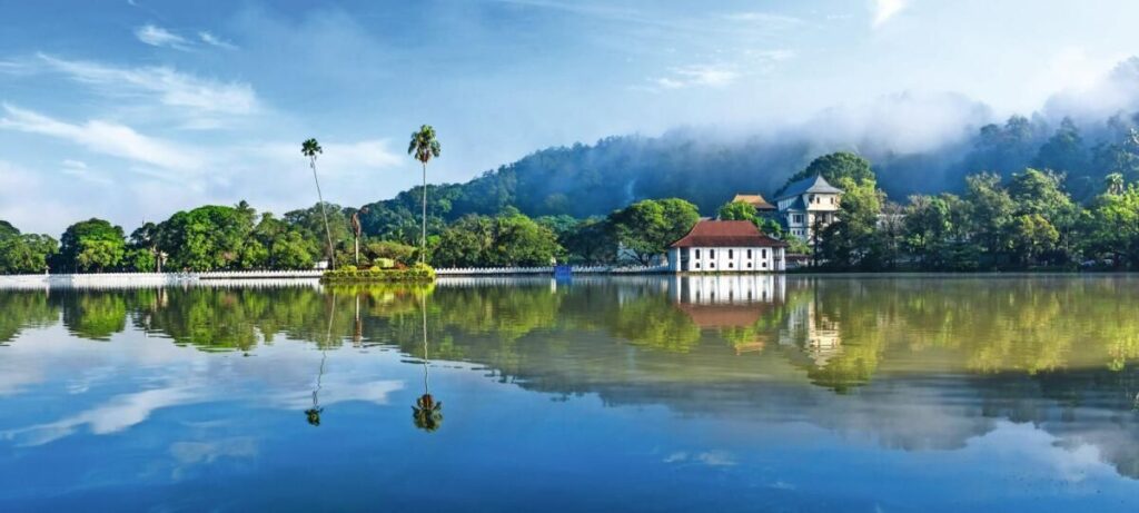 Sri Dalada Maligawa veya Kutsal Diş Kalıntısı Tapınağı, Sri Lanka'nın Kandy şehrinde bulunan bir Budist tapınağıdır