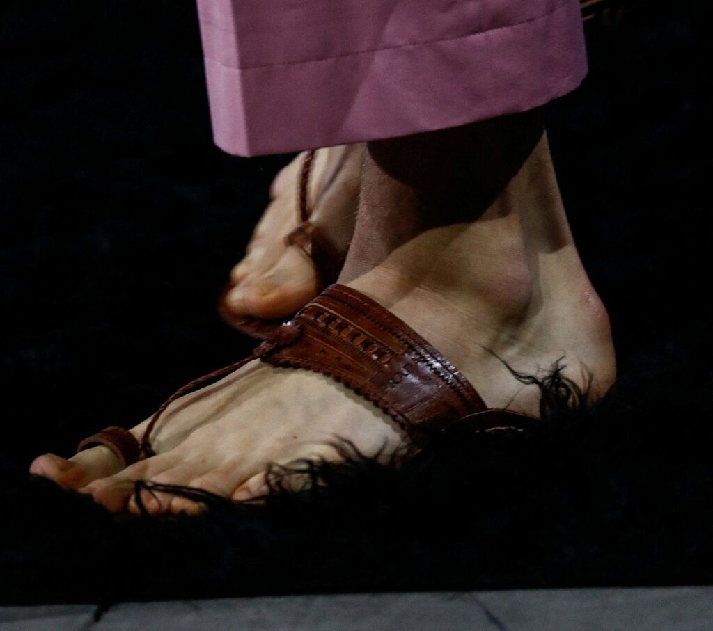 Bir model, 22 Haziran 2025, Milano, İtalya'daki Milano Moda Haftası sırasında Prada İlkbahar-Yaz 2026 erkek giyim koleksiyonundan bir kreasyon sunuyor.